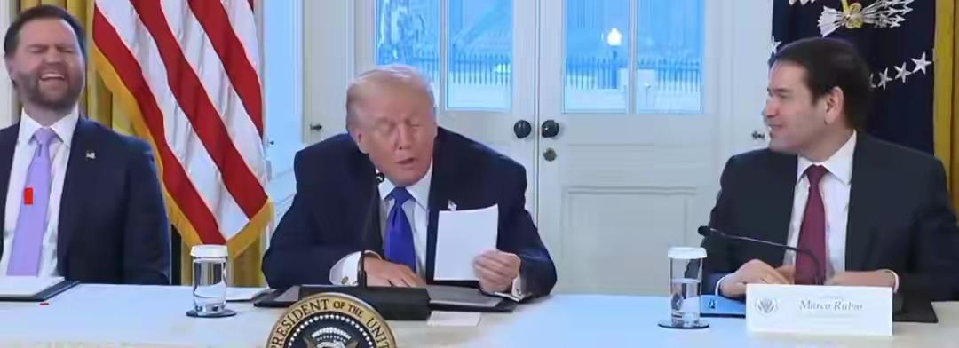 川普的啍哈二将：副总统万斯，外长鲁比奥。川普经常逗鲁比奥：一张纸条有什么秘密可