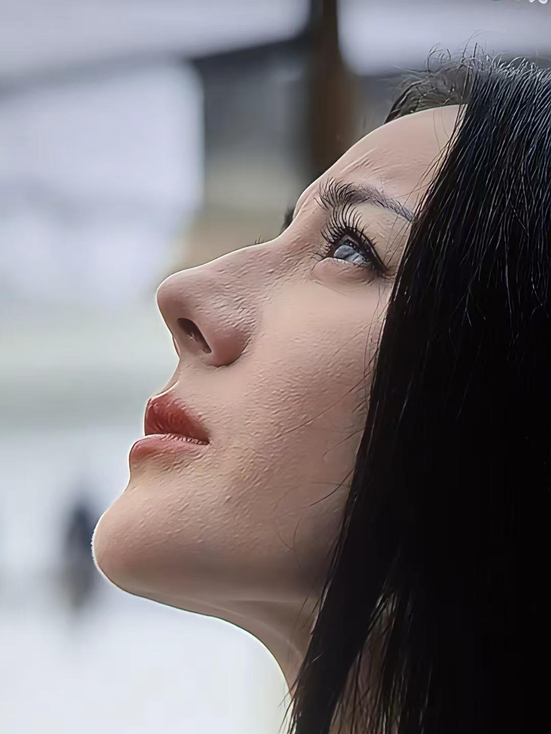 迪丽热巴的颜值巅峰已经过了吗？看了她出演的电视剧，皮肤已经没有了胶原蛋白，