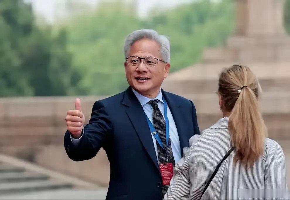 华为发布韬定律的时候，估计黄仁勋的心里已经开始骂特朗普了！当初英伟达要把芯片卖给