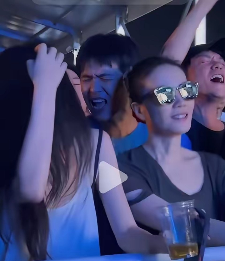 手伸过来了。她一秒没忍。最凉的不是那只手，是旁边那个人，从头到尾，没抬一下眼睛。