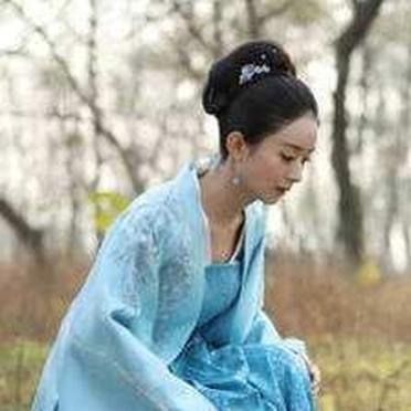 盛明兰的祖母躺在床上，气若游丝。她挺着肚子，吩咐厨房把饭菜端上来。丈夫顾廷烨被