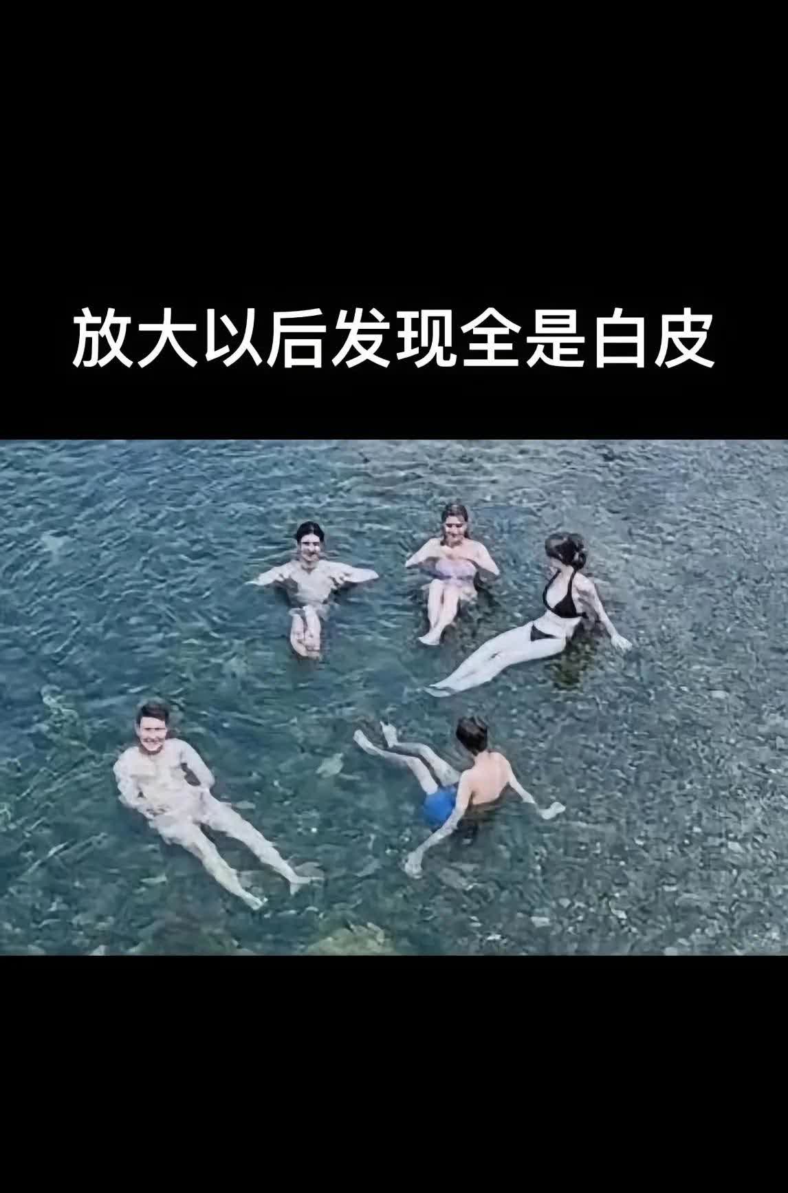日本网民批评中国游客不文明，说中国游客在鸭川洗澡。这个日本网民还放了一张