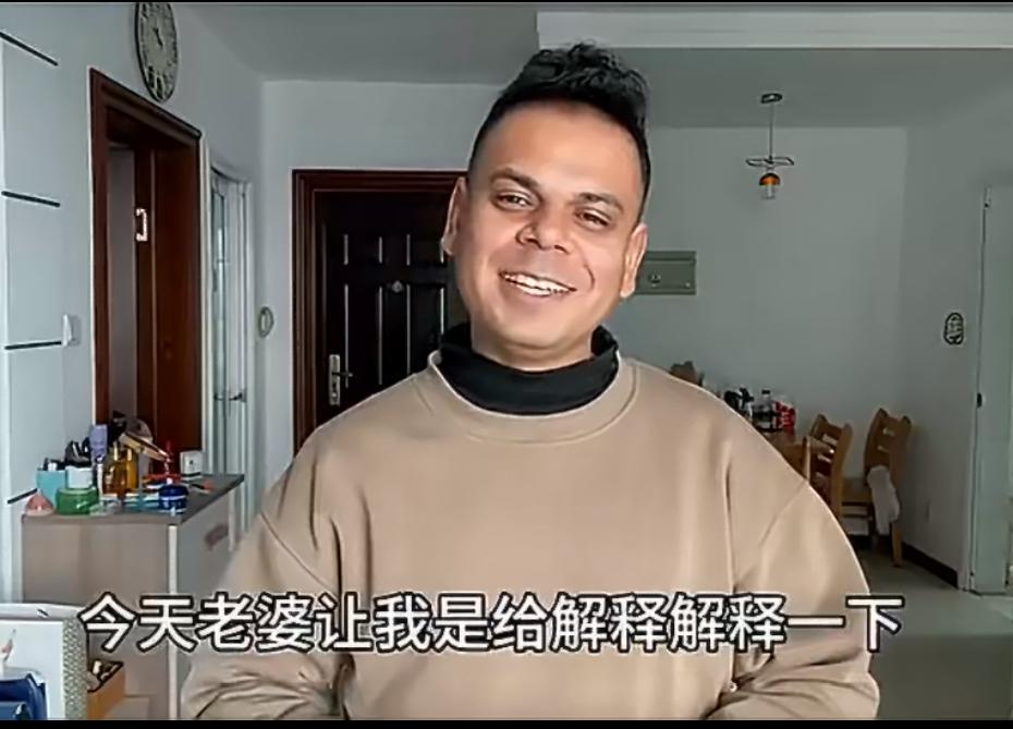 印度小伙解释，用手抓饭的习惯很难改，因为在印度的时候吃饭习惯用手，而且吃饭前也会