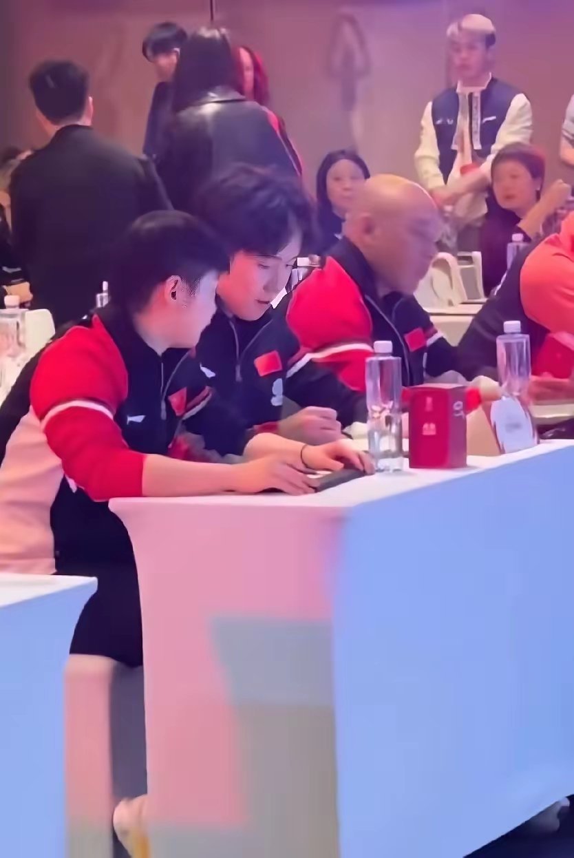 成都混团最美画面出现了！要不是亲眼看见孙颖莎从屏幕走过去坐下的，真不敢相信！果然