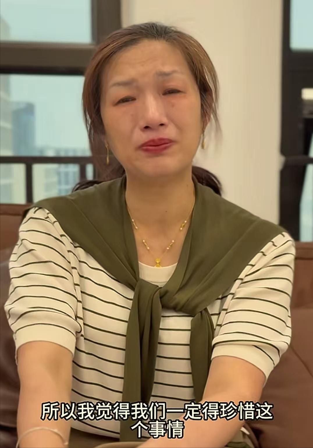 被流量托举的许健华终于还是翻车了！5月5日，许健华开启了第二场直播。儿子谢浩