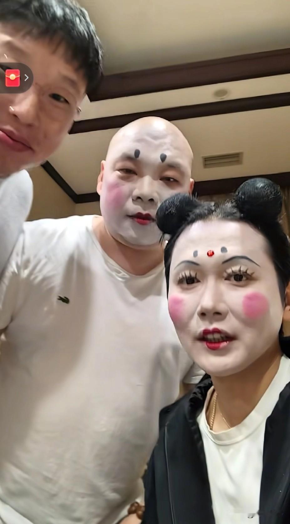 孟鹤堂不愧是德云社的颜值担当！钢丝节演员后台，烧饼和化装成童女的孟鹤堂站一块
