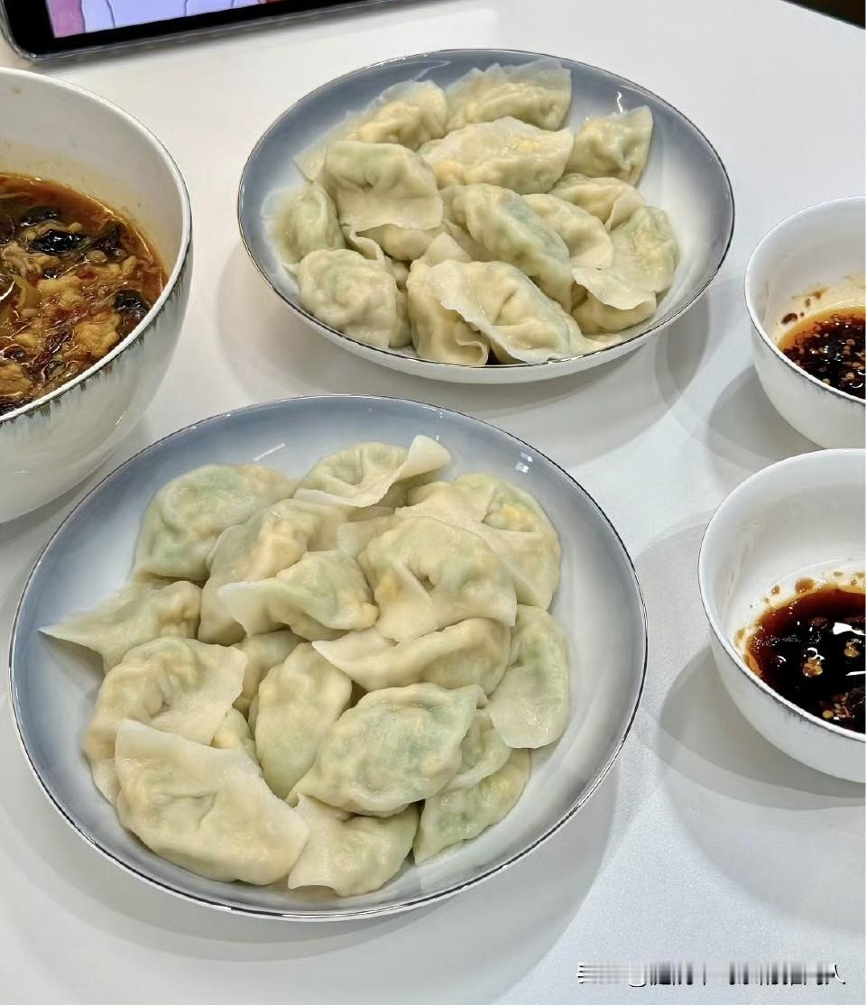 和婆婆吵了几句，气鼓鼓躲回房间生闷气，没等我缓过劲，就听见婆婆在客厅喊：“饿了就