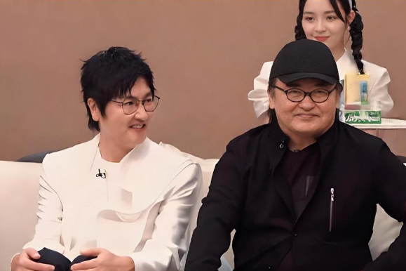 那英在成都演唱会上，特意穿上黑色衣服，演唱了《弯弯的月亮》，用歌声致敬和悼念刘欢
