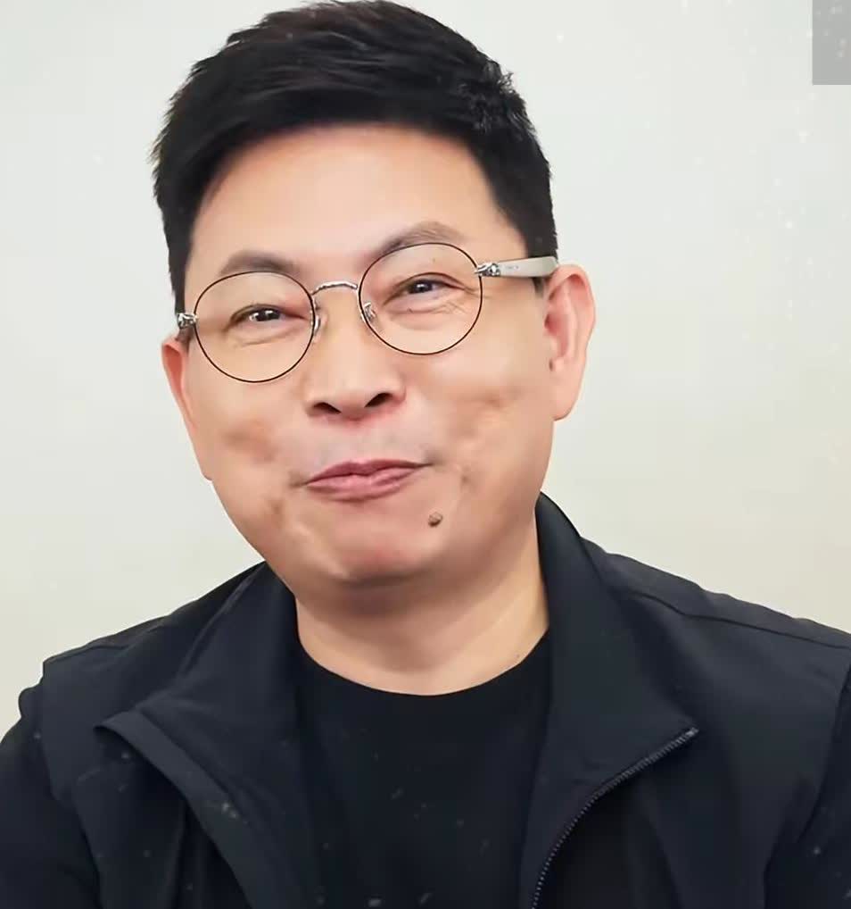 华为这步棋下得有点重。才发布Pura80系列，定价直接探到9999元。影