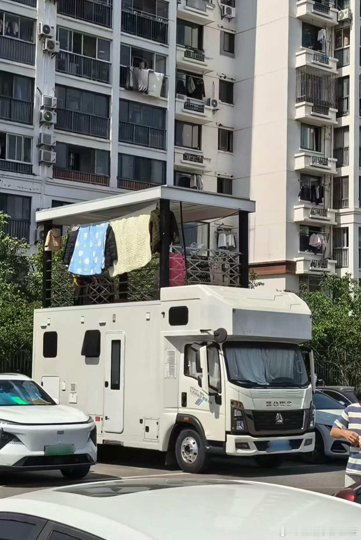 房车玩出新高度，冰箱彩电大沙发都是小意思，带个阳台能晒晒衣服可就无敌了吧​​​