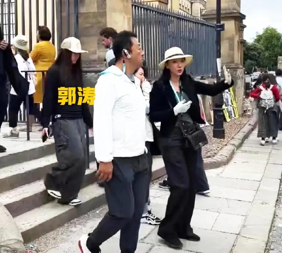 有网友在牛津大学偶遇郭涛一家，石头长得也太壮了！其实郭涛的太太超级漂亮，但是这两