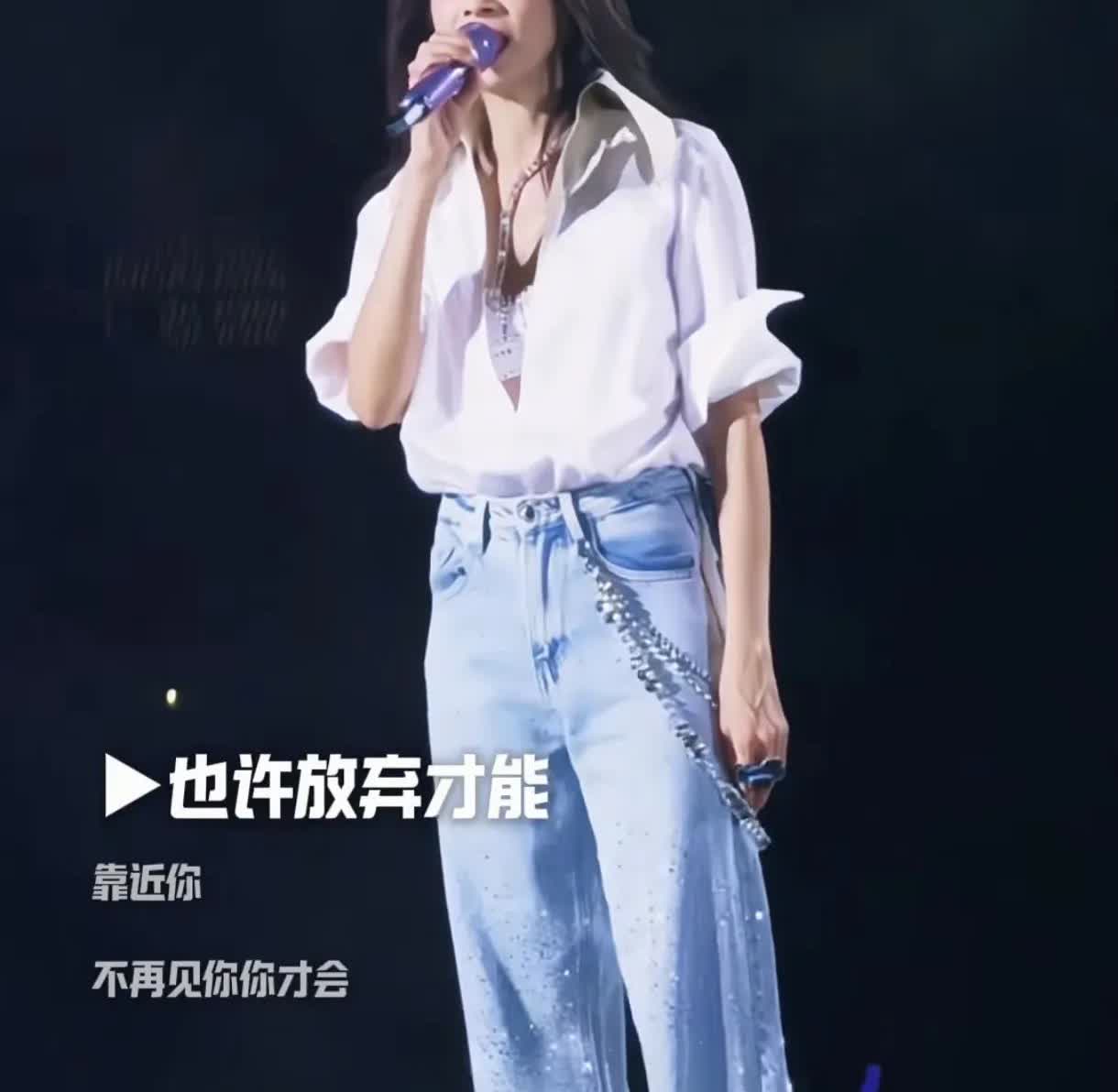孙燕姿胖了刘若英老了，只有莫文蔚还是那样，看上去不仅年轻，还是那么有气质。