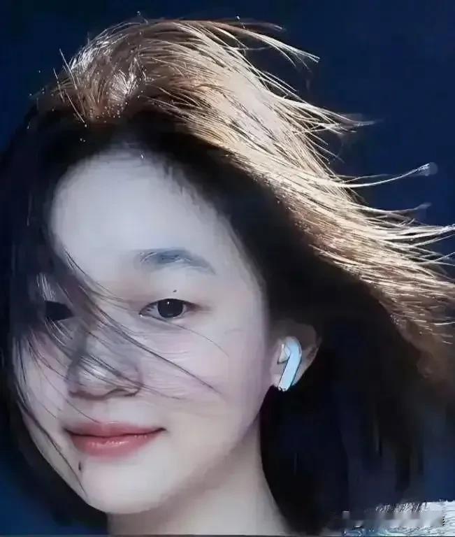 褪去赛场紧绷的锐气，这张照片拍出了全红婵独有的松弛氛围感——好美！晚风扬起发丝，