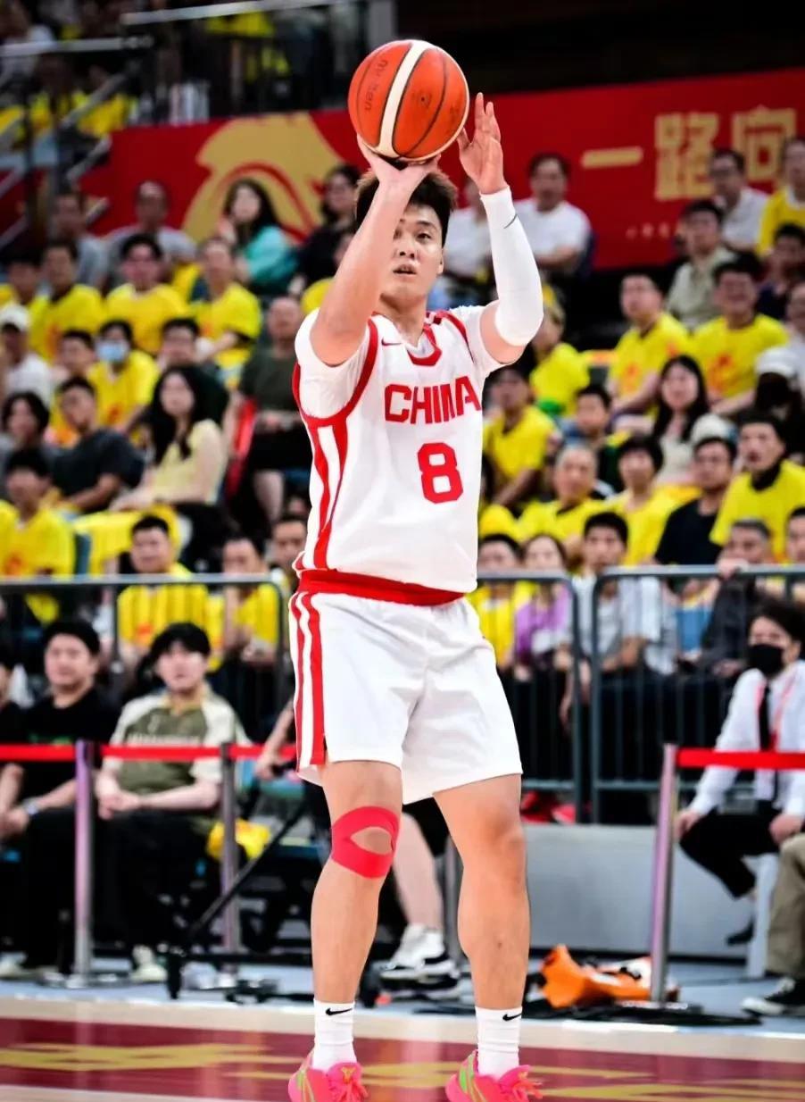 上海男篮真聪明！知道自己球队非常需要国字号后卫弥补后场的不足，一心渴望赵睿的加入