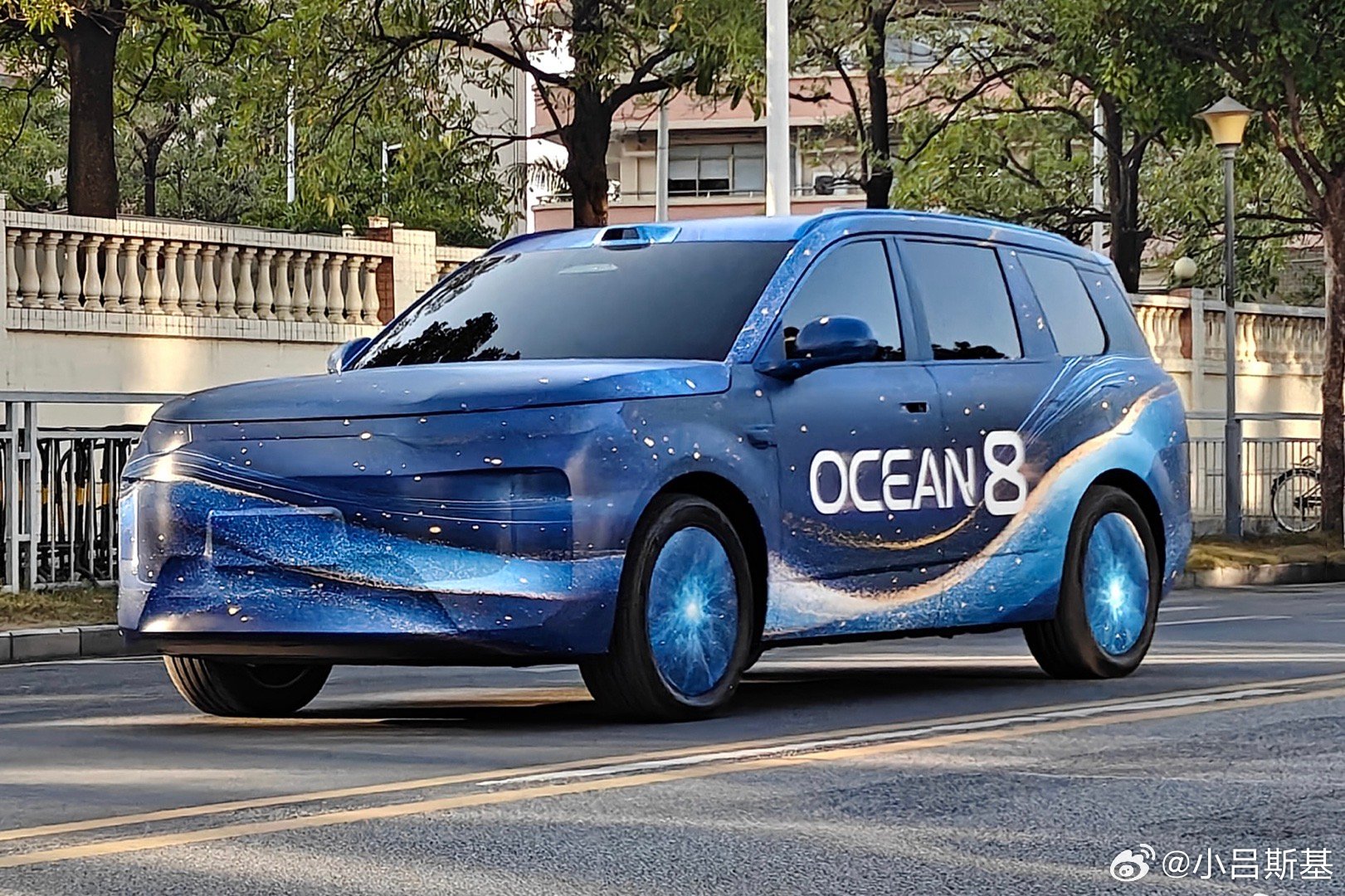 海狮08的新谍照，目前看似乎是分体式大灯，说明比亚迪海洋网在设计语言上也创新了。