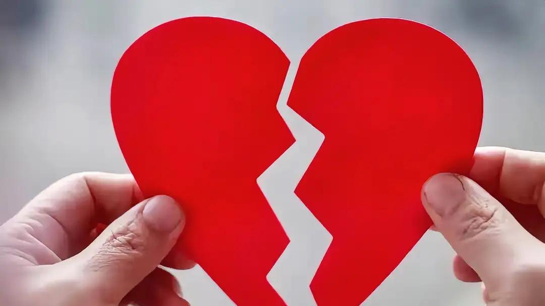 广西玉林的谢某，离婚刚满4天，就收到了前妻罗某发来的一条让人头皮发麻的信息。罗某