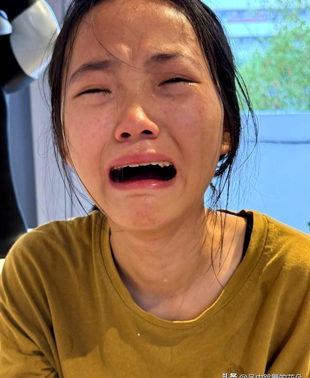 山东济宁，女生不敢自己查分，只能让妈妈帮忙。644分念出来，她三年的死磕终于砸