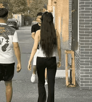 看你那猥琐样，就知道你小子会偷看我媳妇，怎么样？让我逮个正着吧！