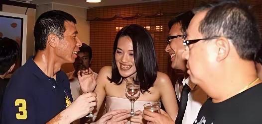 女明星哪有那么好当！别看她们在舞台上光鲜亮丽，开着豪车住着豪宅，可是