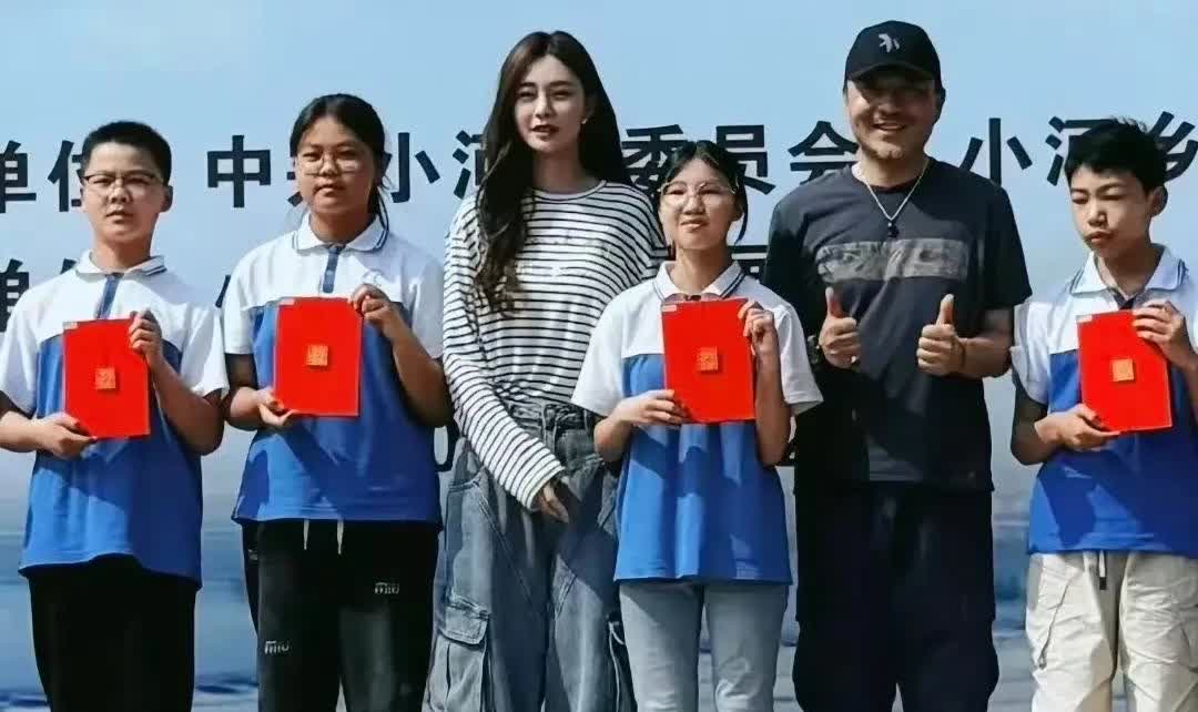 沈梦辰和汪涵聚会，51岁汪涵头发斑白，皮肤黝黑，不戴眼镜显沧桑​​​