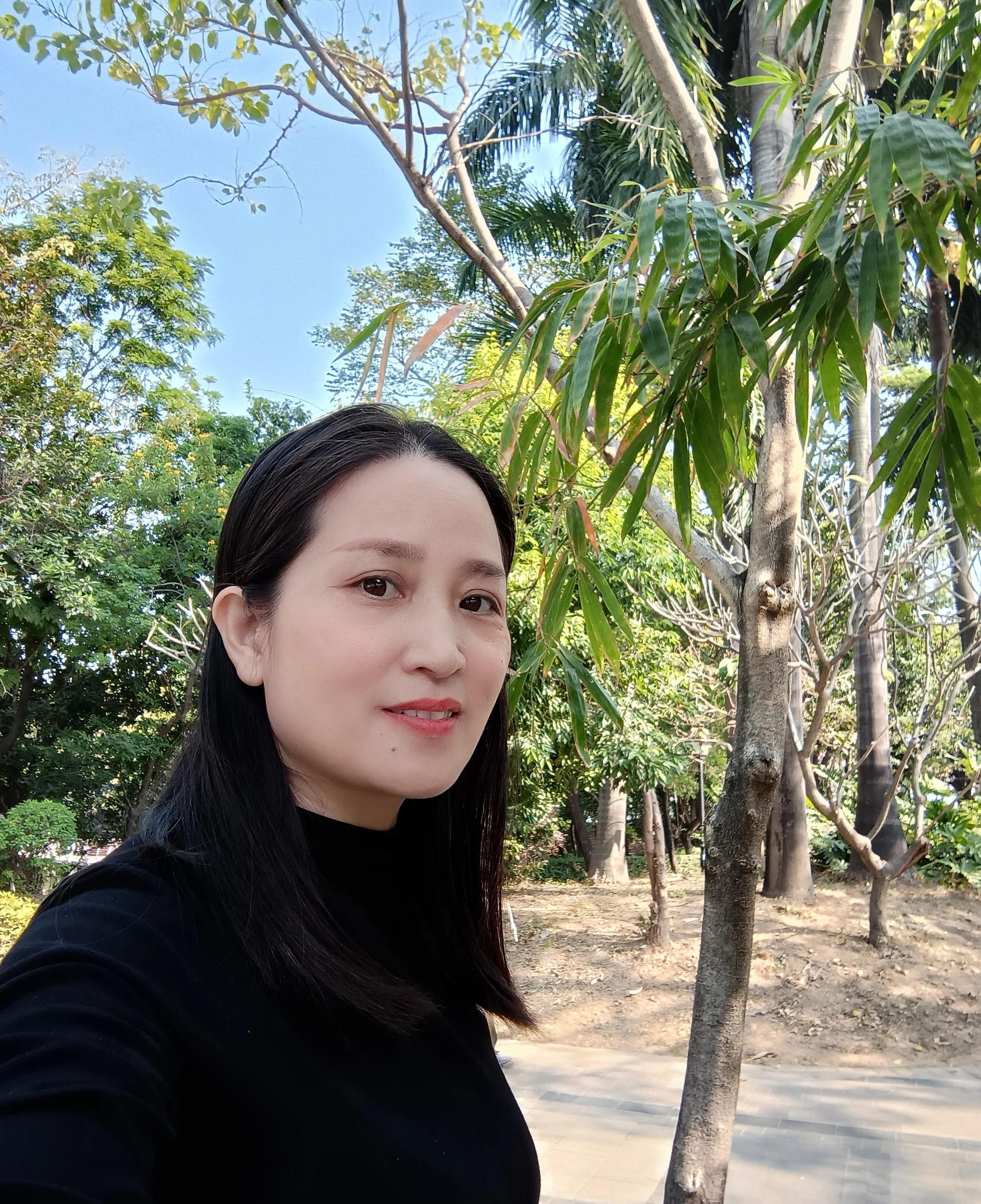 我喜欢看郎咸平教授的直播，他坦诚直率的风格很吸引我。一次，郎教授在直播中