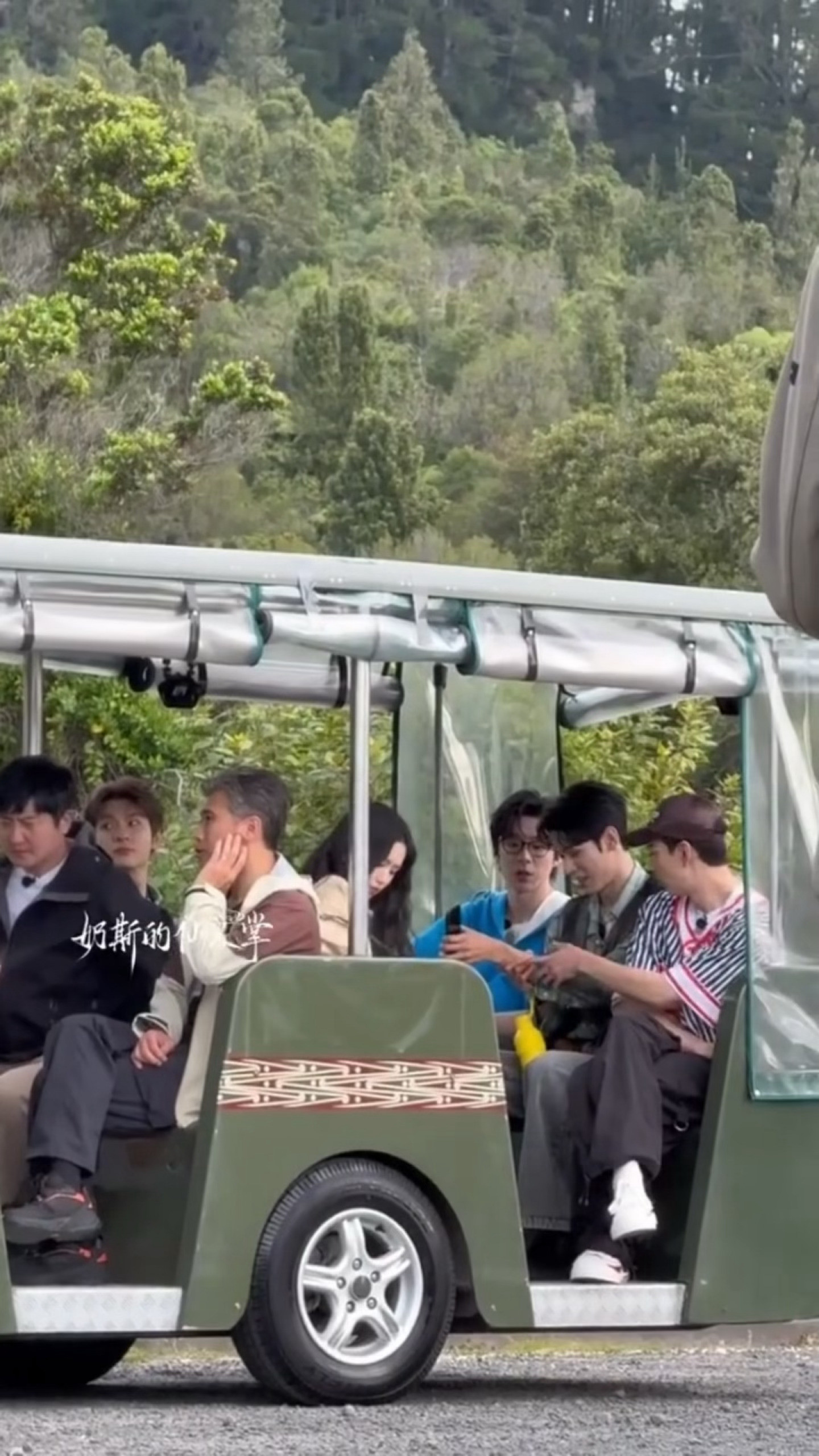 刘宇宁，你被包围了刘宇宁周围一群百灵鸟刘宇宁被百灵鸟包围了