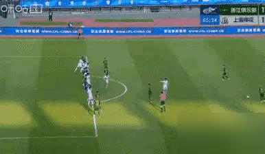 昨天中超第二轮，王钰栋破了216天球荒。乱战里蹭到进球，滑跪庆祝，又招来不少