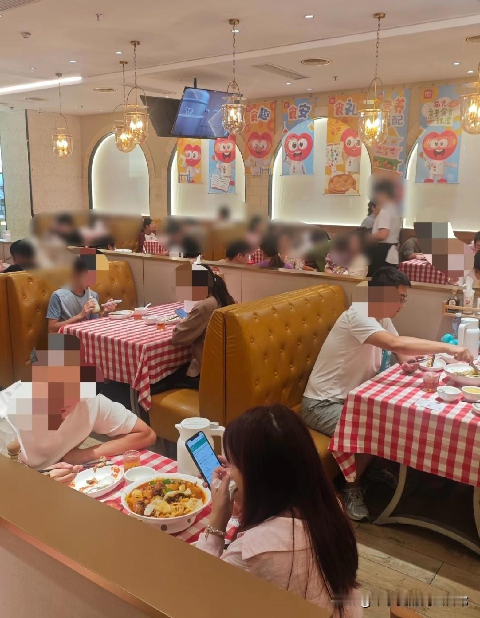 国庆西贝“人挤人”现场！带娃家长狂排队，这波操作到底值不值10月4日的