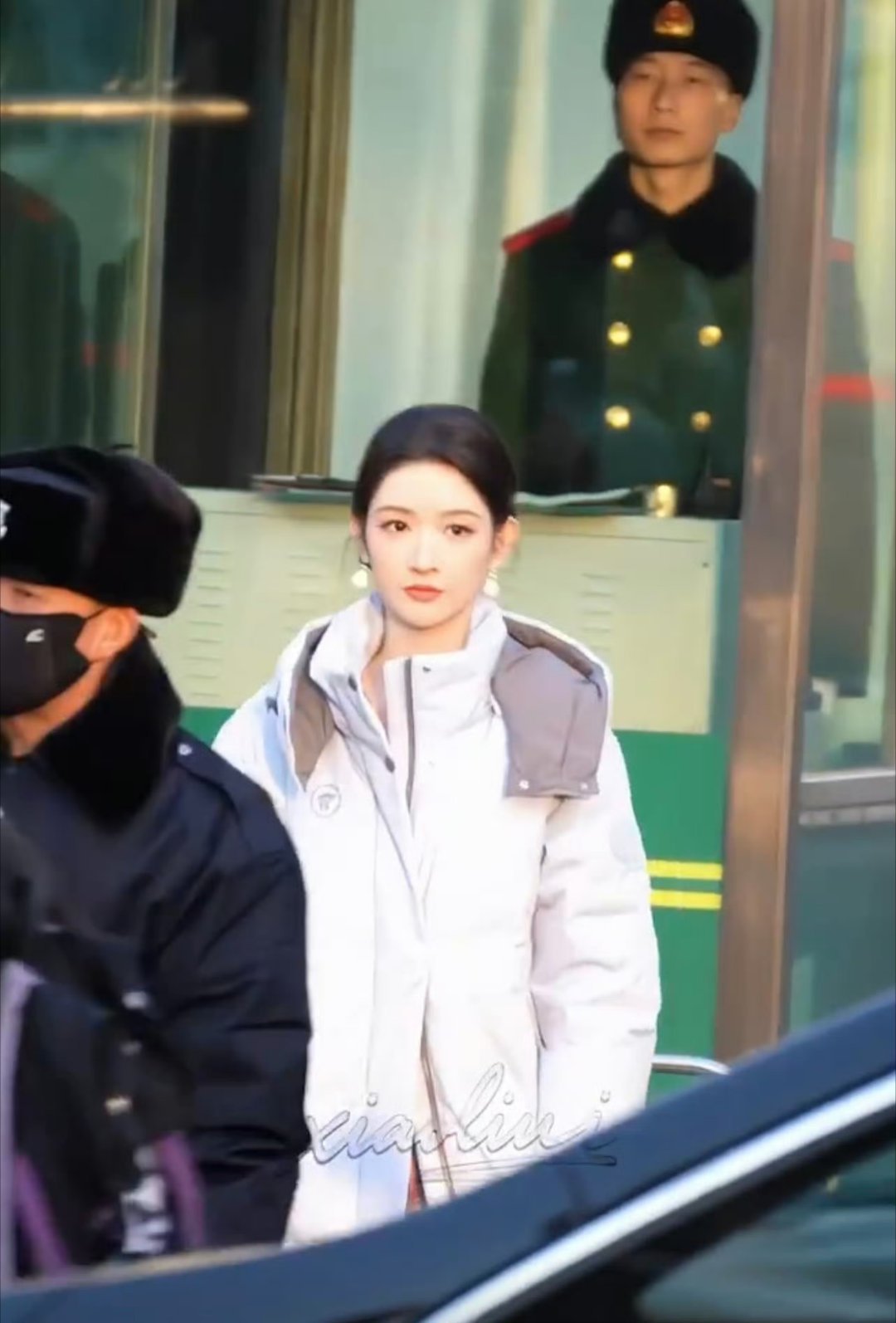 王玉雯春晚彩排路透，一身粉色缎面长裙清冷又温柔，一整个期待住了！