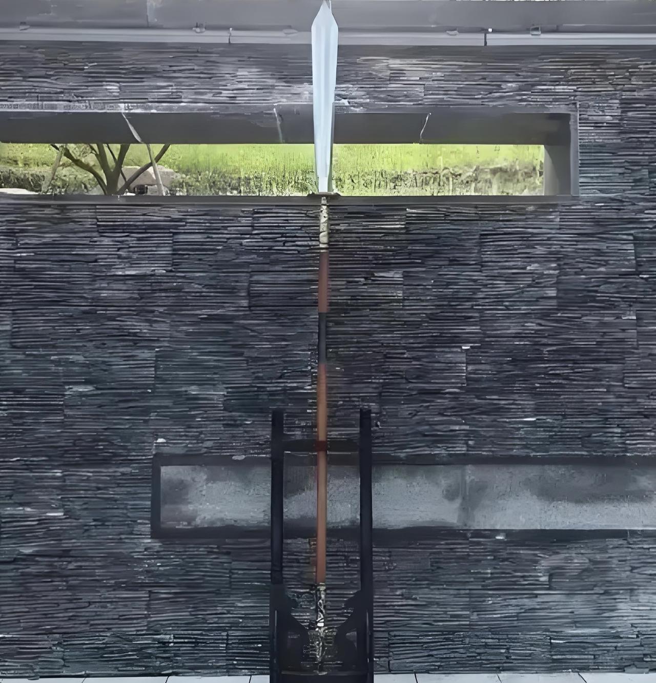 陌刀在冷兵器领域名气很大，但据说唐朝有法律，不许陌刀陪葬，所以并没有陌刀传世，谁