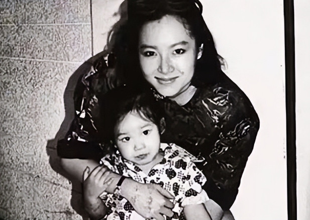 1984年，26岁的恬妞嫁给了印尼富豪，结婚当晚，她才知道老公可以娶二房，没想到