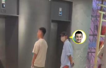 文章感情稳定，带女友和导演赖声川一起看话剧】文章打扮休闲，他带着女友现身剧院和导