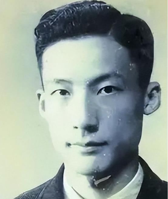 1949年，毛人凤下令处死朱君友。朱君友坦然赴死，却发现枪决他的2名特务，朝他频