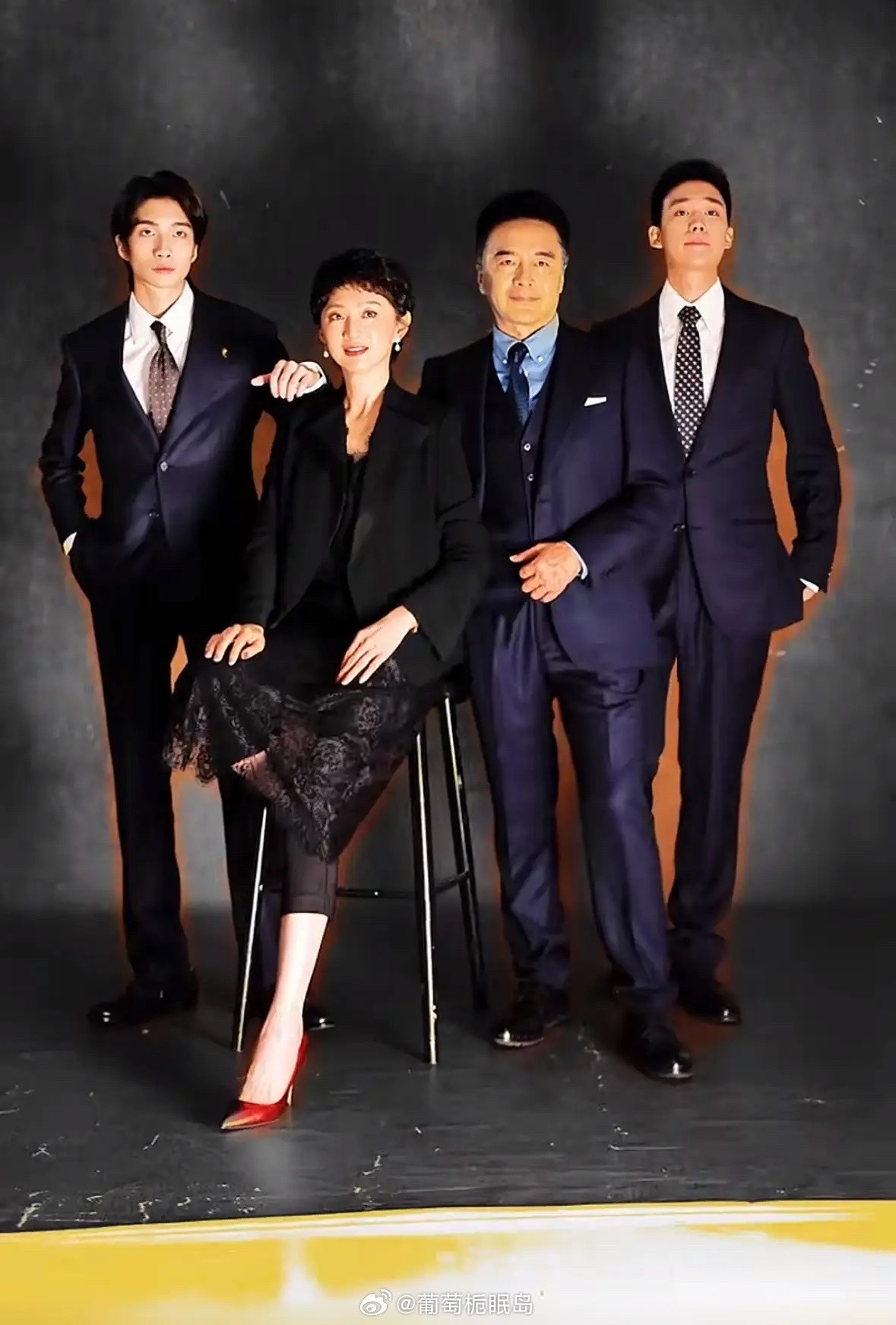 许亚军妻子张澍晒一家四口合影！俩儿子好帅啊，而且是不同风格的帅哥，兄弟俩关系很不