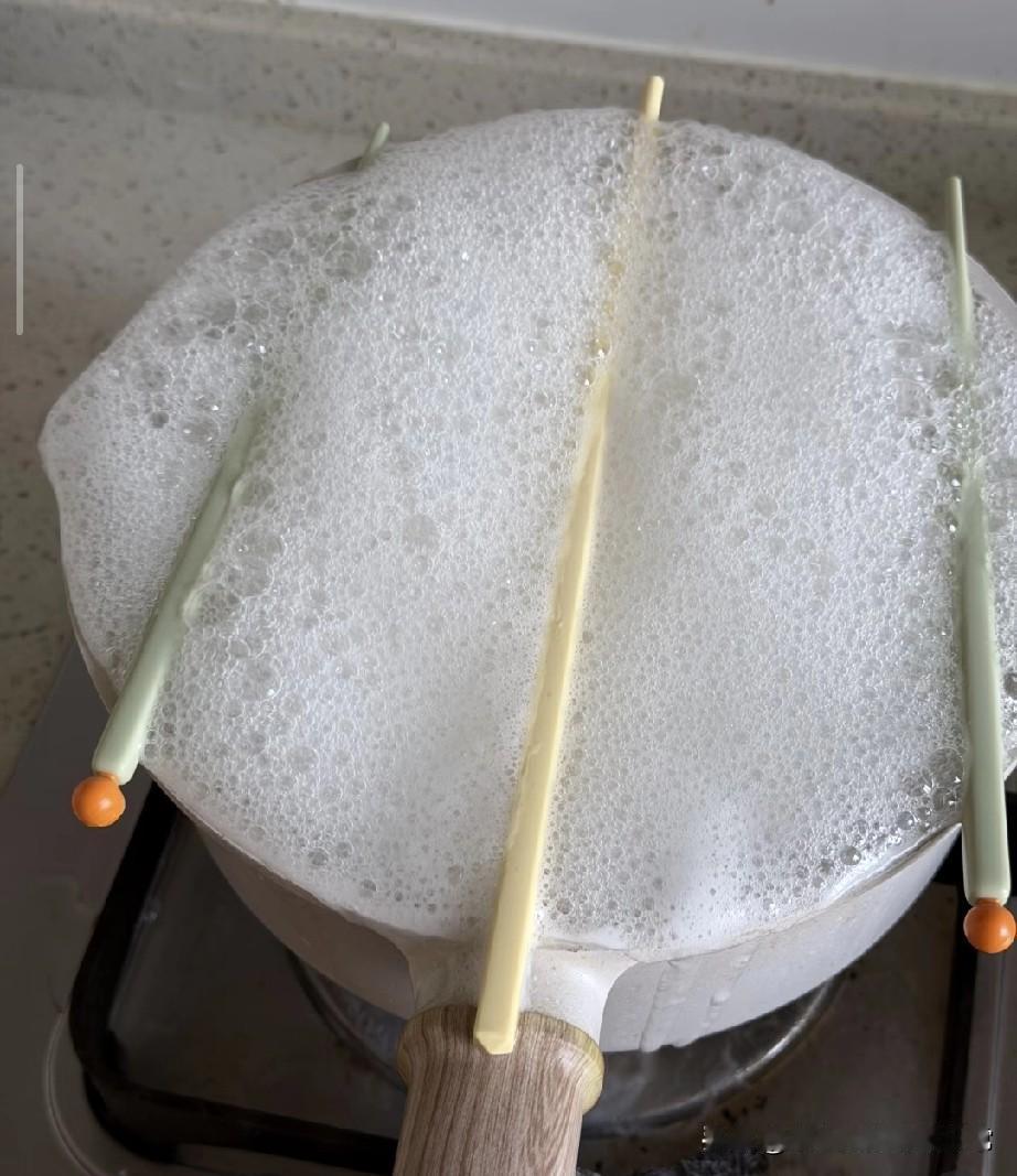 煮面条全是骗人的！90%的人都做错了每次煮面，水一开就跟疯了似的往外冒，灶