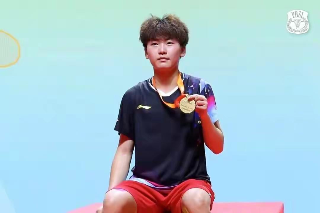 阴伊晴力克队友章艺馨，收获本赛季第2冠，成功卫冕女单冠军！成为历史上第二个成功