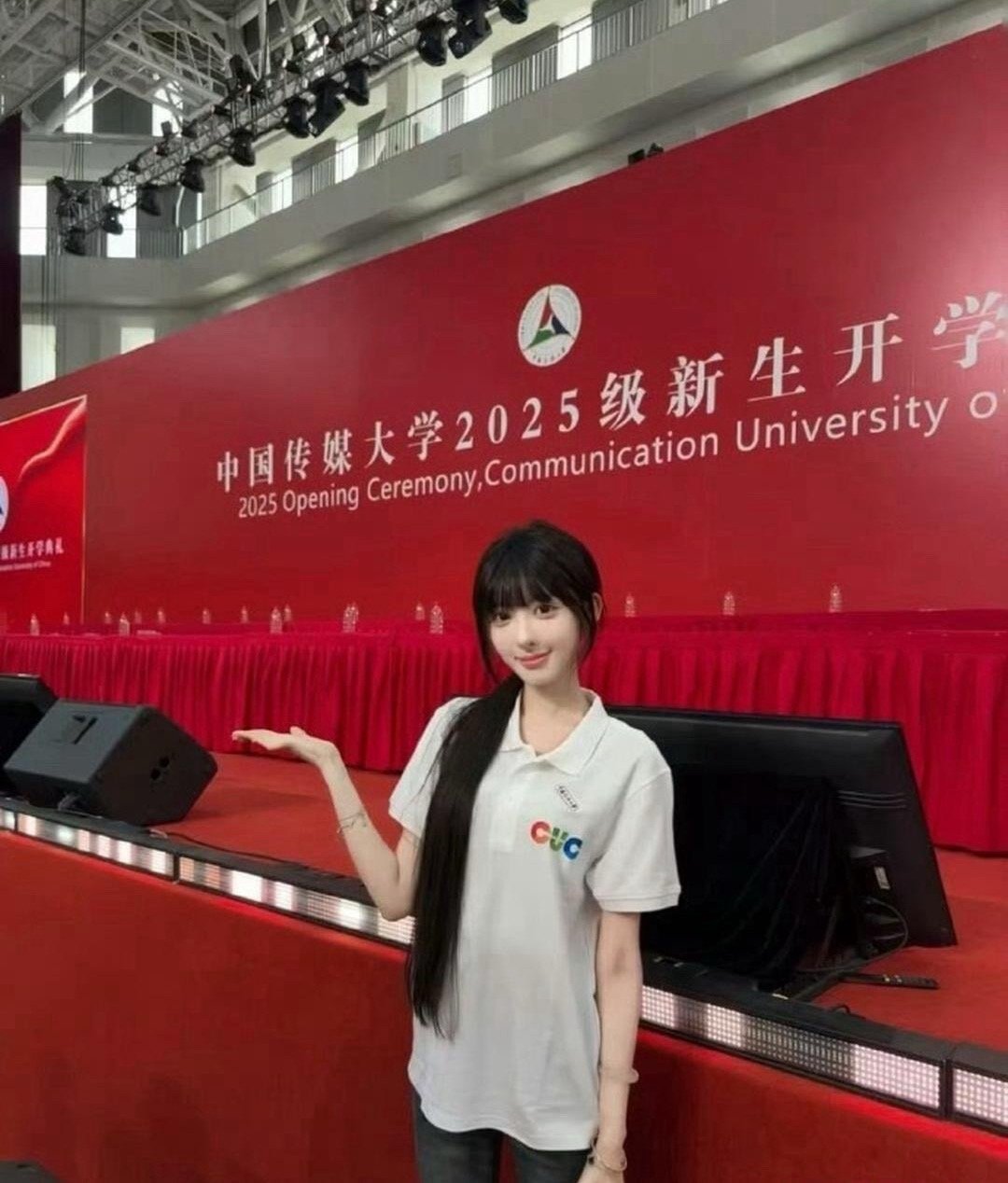 被考官连擦5‌次妆‌的艺考女生，如今‍‍‍亮相‍﻿中传开学典礼。​​​