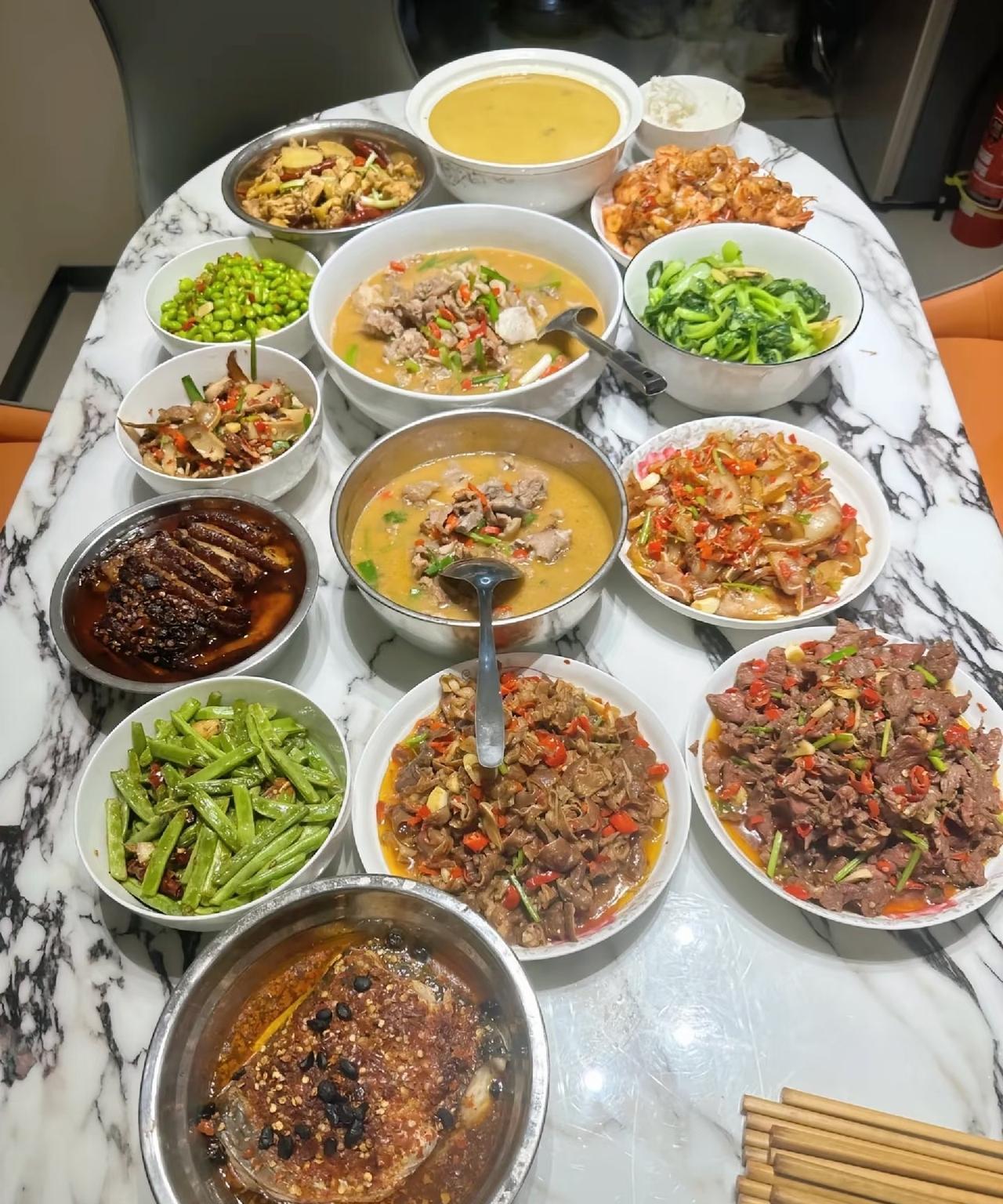 发现没，湖南人真的很会享受生活，好像每天除了吃饭，打牌，逛街，就不干嘛了[捂脸哭]