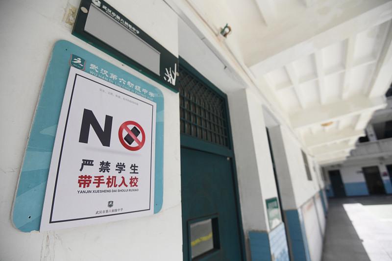 大家说奇怪不奇怪？我们学校校长，六年把一所1000多人的学校带到只剩500多人，