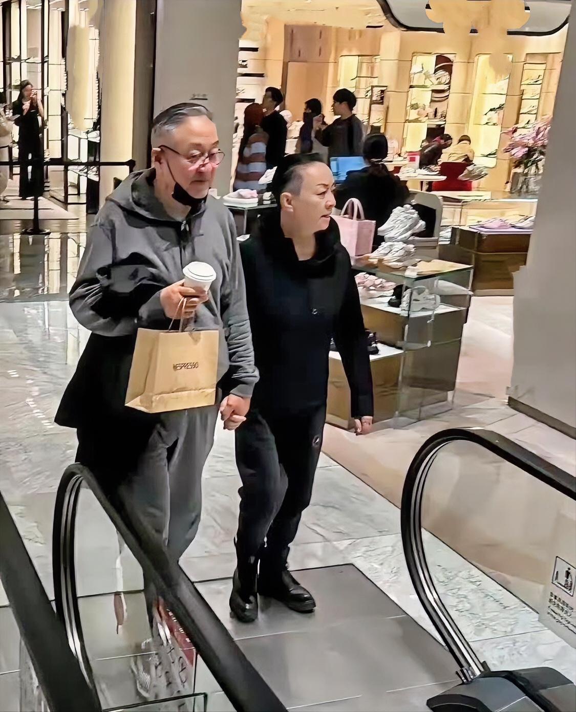 看到宋丹丹和他老公，才明白有钱男人再婚，也不是一定就找年轻的，门当户对或许更为稳