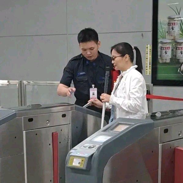 刷到武汉这位盲人姑娘瑶瑶坐地铁的视频，瞬间被戳中了。9月18日她从怡华苑小区出