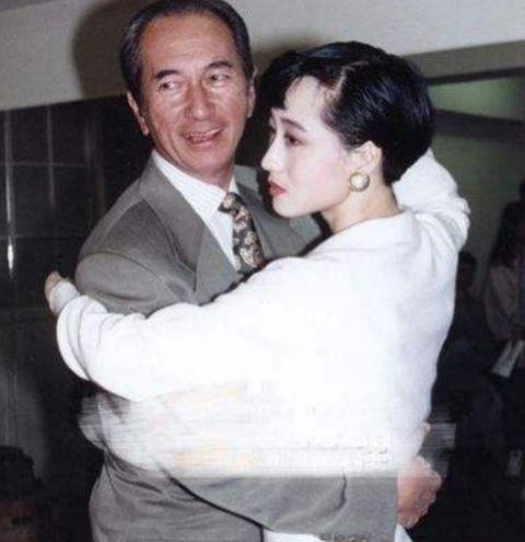 1986年，李连杰的现任妻子利智摘得“亚洲小姐”桂冠，随后开始演艺生涯。在那个年