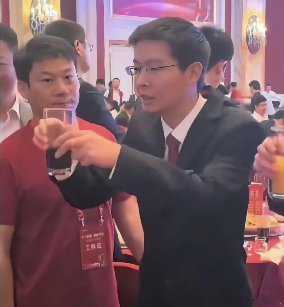 宇树科技的庆功宴上没有白酒，有人喝葡萄酒，也有人喝雪碧、橙汁。白酒喝着虽有爽感，但也会损伤肝脏。现在