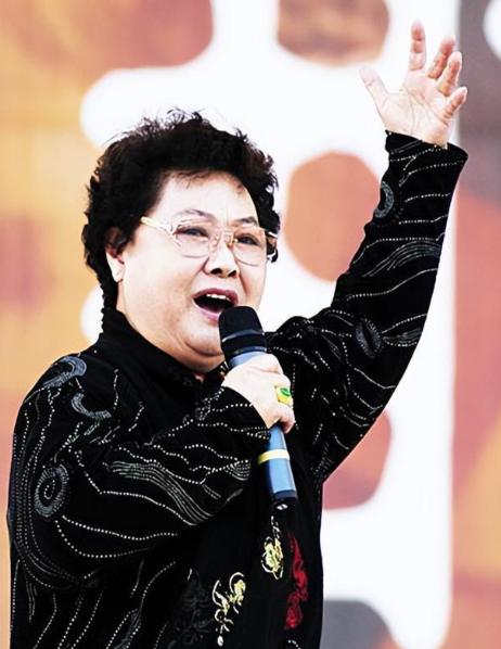 郭兰英的两任丈夫现状第一任丈夫方浦东，两个人于1964年结婚，丈夫是国家的一