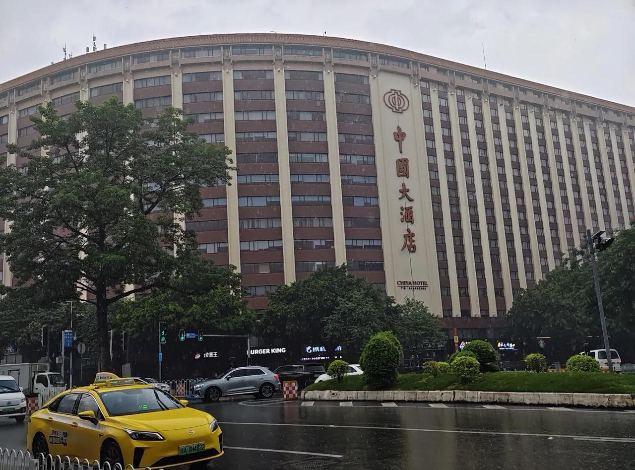 122号，是一家五星级酒店，1984年6月10日开业。它是国内首批
