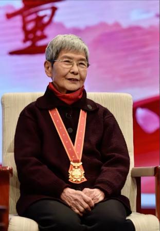 全网愤慨！何等讽刺！守护敦煌一辈子的国宝级院长，年薪仅20万；而一位24岁的外籍