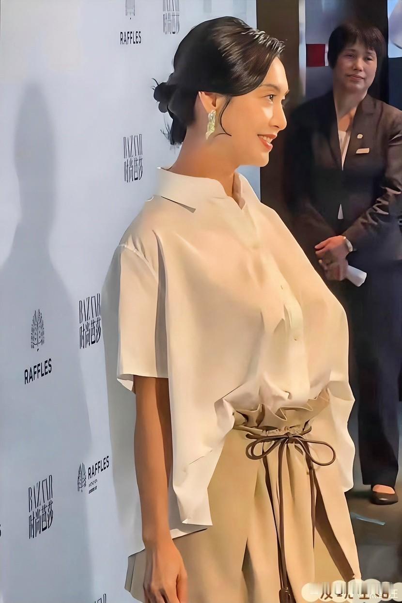 54岁的朱茵前凸后翘，性感迷人，真的是岁月不败美人啊。朱茵让人羡慕的状态，是