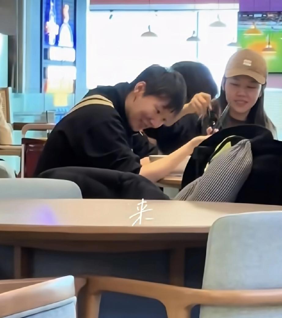 结束WTT新加坡大满贯赛程后，国乒昨日由新加坡返程北京，在新加坡机场，安检过后，