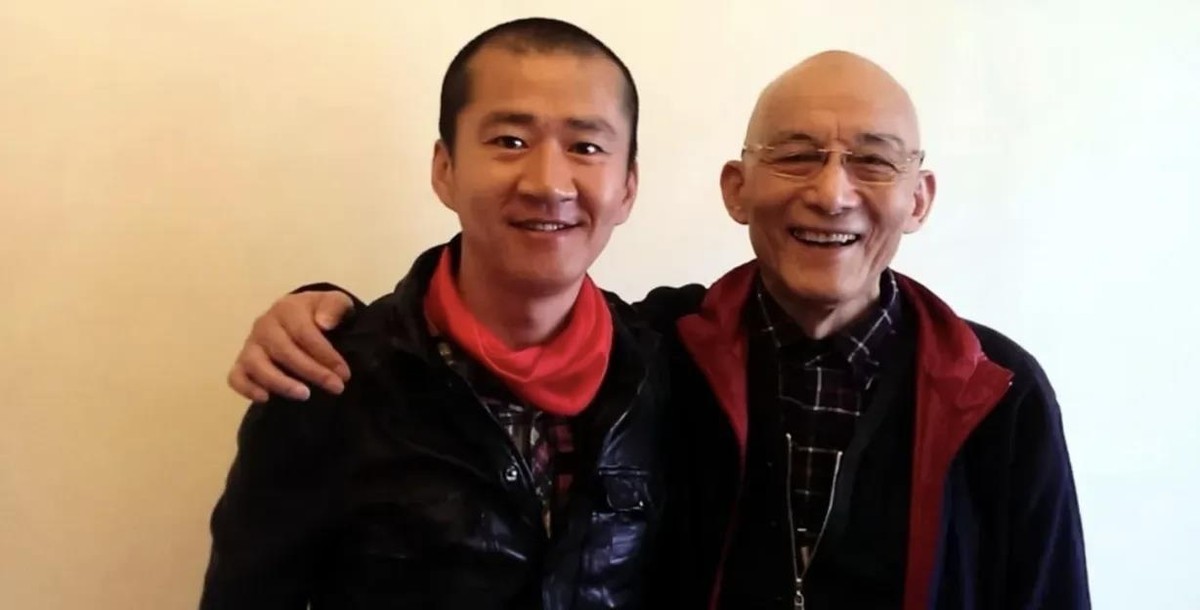 请帖递过去的时候，游本昌已经91岁了。换作旁人，这个年纪早就摆手了——腿脚不方便，出门一趟多折腾。可