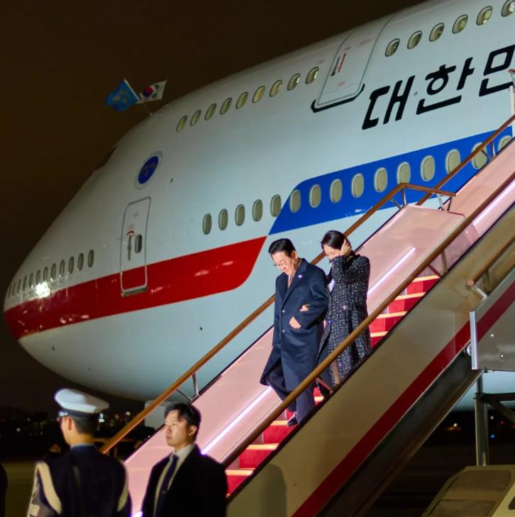 1月14日李在明返回首尔机场！金惠景挽着老公的胳膊下舷梯，夫妻俩圆满完成出访工作